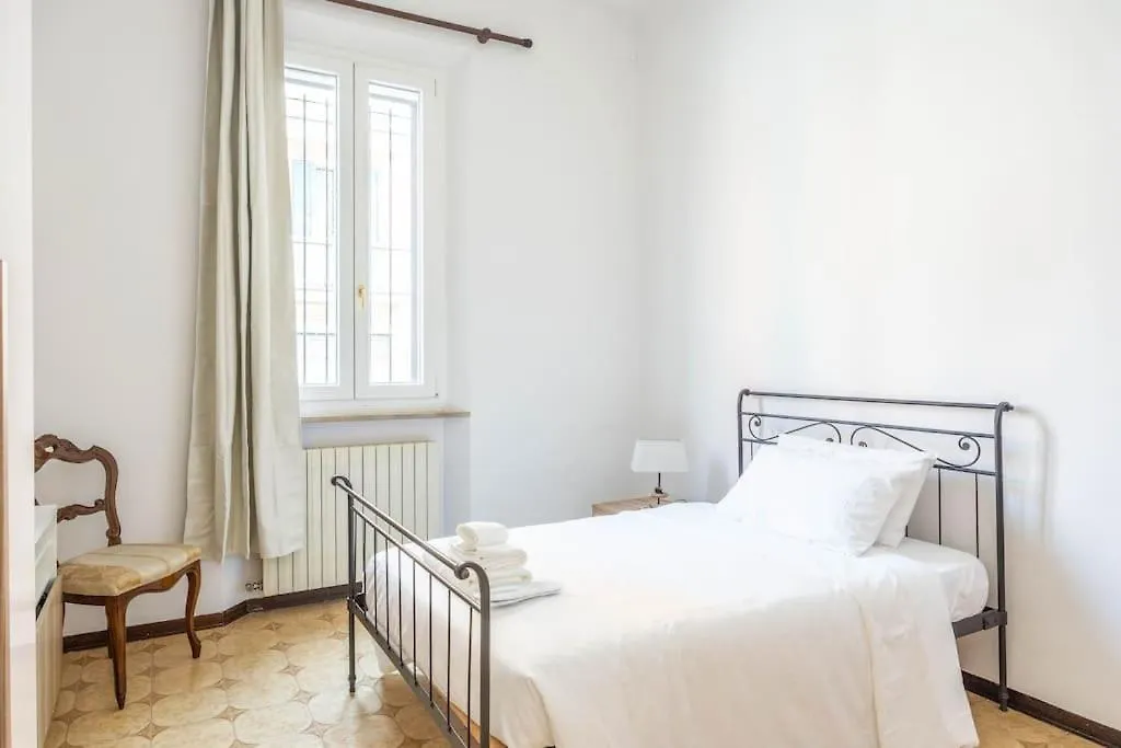 Essential Bologna - Ambrogio Host Apartment