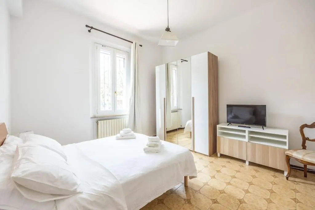 Essential Bologna - Ambrogio Host Apartment