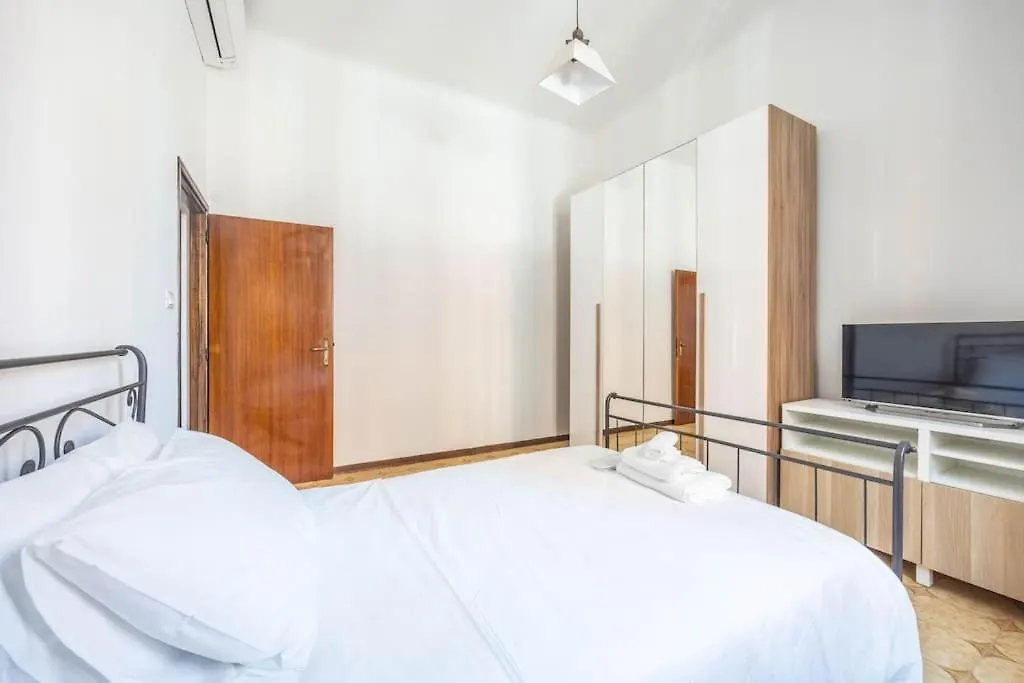 Essential Bologna - Ambrogio Host Apartment Italy